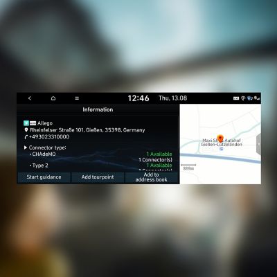 Schermopname van het Hyundai navigatiesysteem met het dichtstbijzijnde oplaadstation, beschikbare aansluitingen.