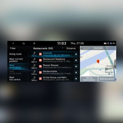 Screenshot navigačního systému Hyundai se seznamem restaurací v okolí.