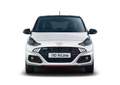 Frontansicht eines weißen Hyundai i10 N Line.