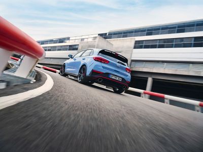 Launch control reduce la velocidad de la rueda o el deslizamiento al acelerar rápidamente en el nuevo Hyundai i30 N.