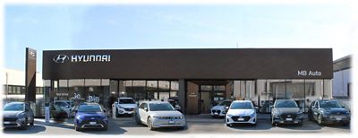 La concessionaria M.B. Auto vista di fronte con modelli Hyundai parcheggiati