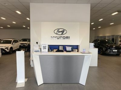 Il bancone dell'accoglienza della concessionaria Hyundai M.B. Auto