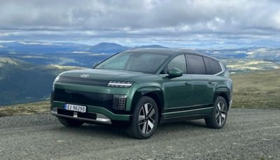 IONIQ 9 parkert i et vinterlandskap. Foto.