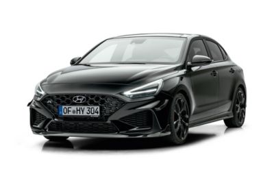 Schräge Frontansicht eines Hyundai i30 N in schwarz mit Aerodynamik-Kit.