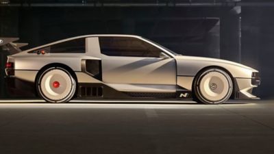 Zijaanzicht van Hyundai’s N Vision 74, een high-performance waterstof-brandstofcel-hybride.