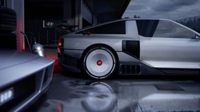 Hyundai N Vision 74 bakskjerm og bakhjul på høyre side. Foto.