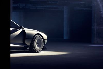 Hyundai N Vision 74 forskjerm og forhjul på høyre side. Foto.