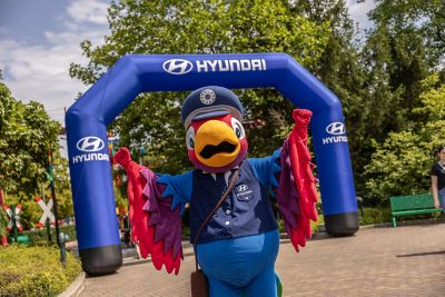 Im LEGOLAND® Deutschland Resort posiert das Hyundai Verkehrs-Maskottchen, der Papagei Fredi.
