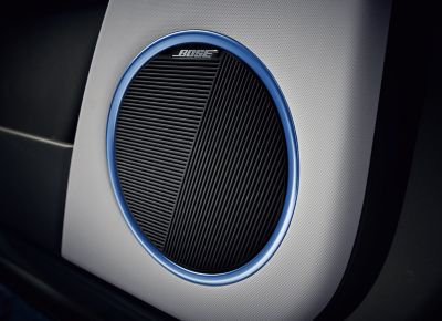 Poste de conduite de Nouveau Hyundai IONIQ 5 avec le volant, la planche de bord et l’écran tactile.