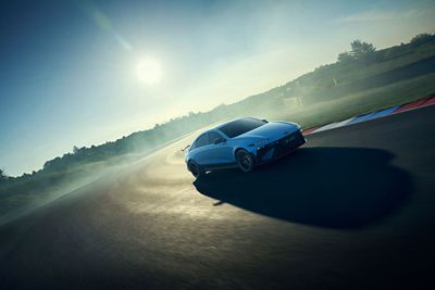 Hyundai IONIQ 6 N, driekwart van voren gezien, rijdend op circuit.