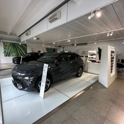 Hyundai KONA grigio scuro all'interno dello showroom