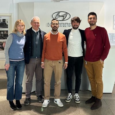 Personale degli showroom Garage Internazionale & Autoplaya in posa davanti al logo Hyundai