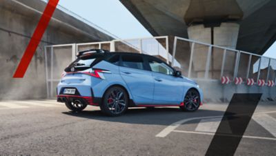 Hyundai i20 N při pohledu zezadu v ostré zatáčce.