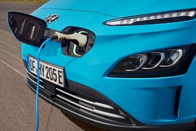 Nové kompaktní SUV Kona Electric se nabíjí.