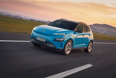 Image d'une Hyundai KONA électrique en train de rouler.