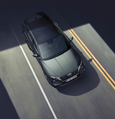 Asistent pro sledování jízdního pruhu (LFA) v úplně novém kompaktním SUV Hyundai TUCSON Plug-in Hybrid.