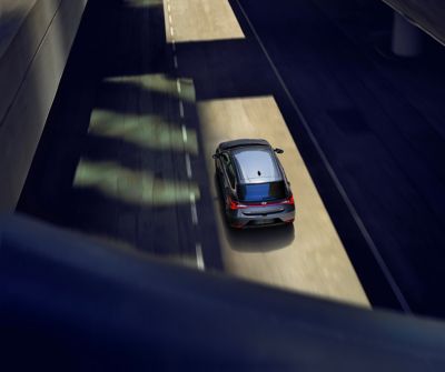 Hyundai i20 con ragazza accanto