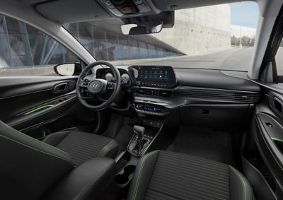 Uomo alla guida Hyundai i20