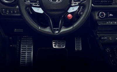 Pédales métalliques à l’intérieur du SUV sportif Hyundai KONA N.
