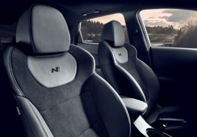 Sièges sport conducteur et passager à l’intérieur du SUV sportif Hyundai KONA N.
