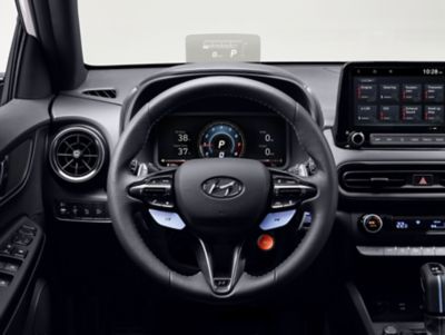 Volant en cuir avec bouton N Grin Shift à l’intérieur du SUV sportif Hyundai KONA N.