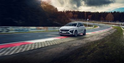 Der Hyundai KONA N bei einer Fahrt auf der Rennstrecke.