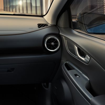 The interior of the Hyundai Kona Electric in the black one-tone.