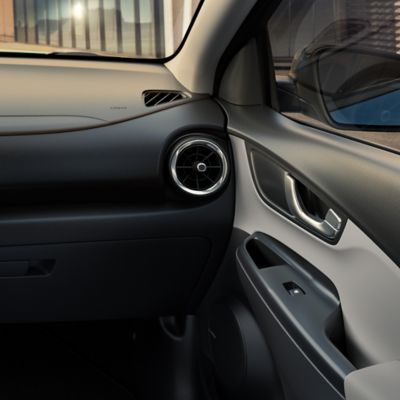 Interior gris en dos tonos del nuevo Hyundai KONA Eléctrico.