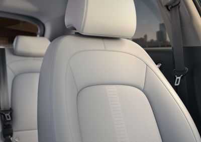 Asientos del nuevo Hyundai KONA Eléctrico en el interior de color gris de dos tonos.