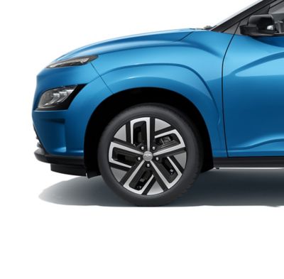 Las nuevas llantas de aleación de 17" del nuevo Hyundai KONA Eléctrico.