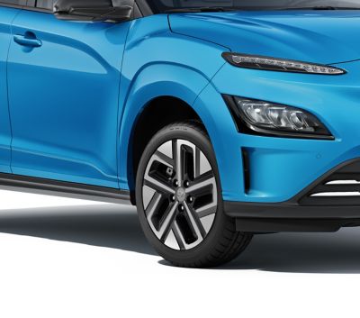 El nuevo Hyundai KONA Eléctrico con los revestimientos de la carrocería en color.