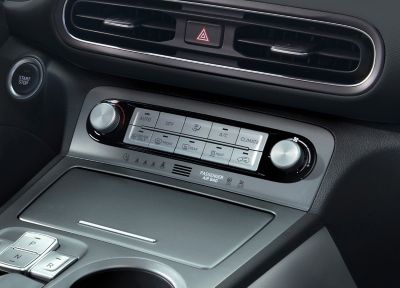 Controles de la climatización automática de la consola central del nuevo Hyundai KONA Eléctrico.