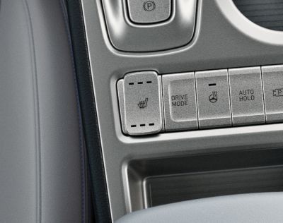 Controles del sistema de calefacción y ventilación de los asientos delanteros del Hyundai KONA Eléctrico.