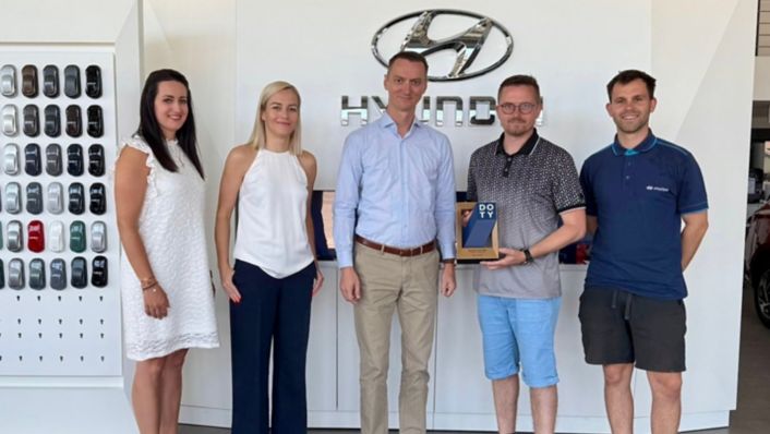 Ocenenie si z rúk zástupcov importéra značky Hyundai prevzal konateľ spoločnosti LUNA CAR pán Juraj Lúčan (na obr. druhý sprava).