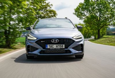 Model i30 a pohled na světlomety
