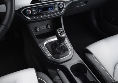 Centre console of a Hyundai with an iMT gearstick. 