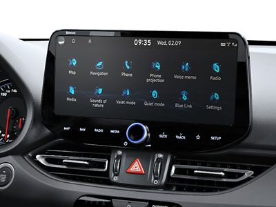 Obrazovka menu systému infotainmentu vysokovýkonného hatchbacku Hyundai i30 N. 