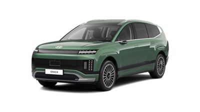 Hyundai IONIQ 9 el-SUV, framifrån i sned vinkel, grön.