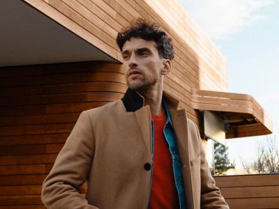 Ragazzo esce da IONIQ 5
