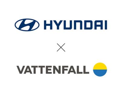 Close up van een hand die het  touchscreen van een Hyundai aanraakt.