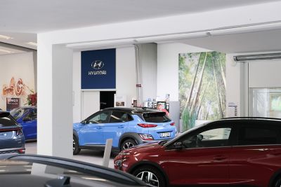 Vista dell'interno dello Showroom con in primo piano Hyundai KONA Amaranto ed in secondo piano Hyundai KONA Azzurra