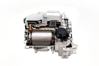 Elektromotor i elbilen Hyundai IONIQ 5 crossover med bakhjulstrekk og Long Range-batteri. Illustrasjon.