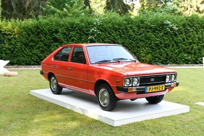 De vierdeurs Hyundai Pony zoals die in 1974 op de autosalon van Turijn werd gepresenteerd