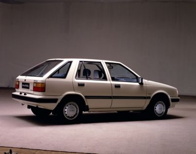 Hyundai Pony som 4-dørs sedan. Foto.