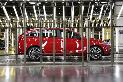 Hyundai w fabryce na linii produkcyjnej.