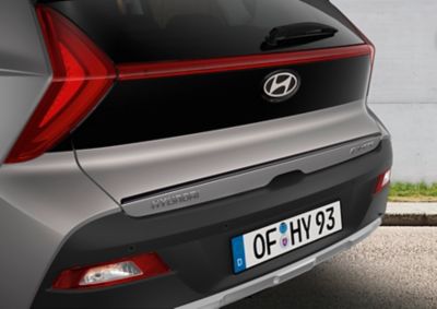 The Hyundai BAYON tailgate trim line in phantom black.