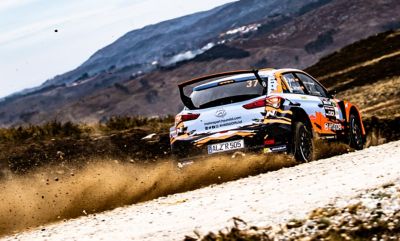 Una Hyundai i20 R5 che partecipa a un rally.