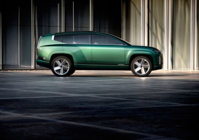 The aerodynamic pure silhouette of the new Hyundai electric SUEV concept SEVEN.