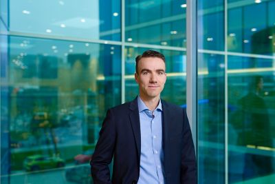 Raf van Nuffel stojící před oknem