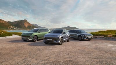 Rangebilde av KONA Electric, IONIQ 5 og IONIQ 9 parkert i naturlandskap. Foto.